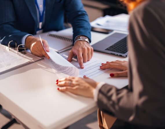 The,Real,Estate,Agent,Closes,The,Deal,With,The,Client